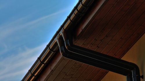 Podbitka dachowa, zwana też podsufitką, to element służący zabudowaniu okapu dachu na zewnątrz budynku